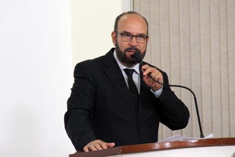 #PraCegoVer: Foto do vereador César Rocha discursando na tribuna para os demais vereadores e para o público.