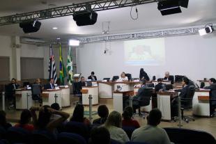 #PraCegoVer: Foto mostra o plenário da Câmara com os vereadores sentados em seus lugares e parte do público presente.