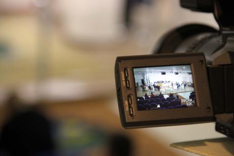 #PraCegoVer: Foto mostra a câmera da TV Câmara em destaque, filmando os vereadores no plenário.