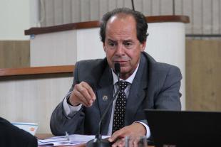 #PraCegoVer: Foto do vereador Mauro Penido sentado em sua mesa, dirigindo a palavra aos demais vereadores e ao público presente.