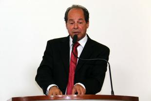 #PraCegoVer: Foto do vereador Mauro Penido discursando na tribuna para os demais vereadores e para o público.