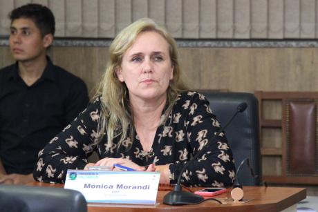#PraCegoVer: Foto da vereadora Mônica Morandi sentada em sua mesa, acompanhando a sessão ordinária.