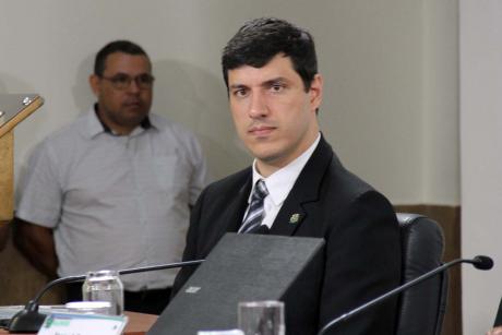 #PraCegoVer: Foto mostra o vereador André Amaral (PSDB) sentado em seu lugar no plenário, prestando atenção na sessão ordinária.