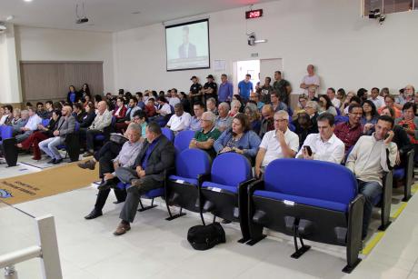 #PraCegoVer: Foto mostra o público que acompanha a sessão.