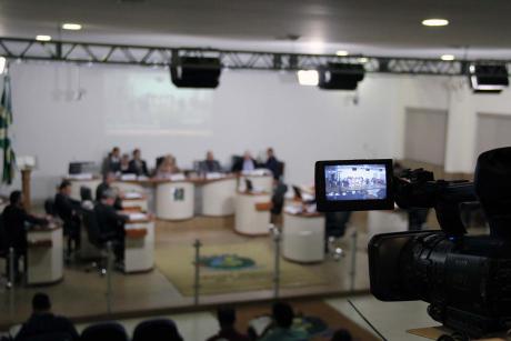 #PraCegoVer: Foto mostra detalhe do display da câmera filmadora da TV Câmara, que está gravando os vereadores sentados no plenário.
