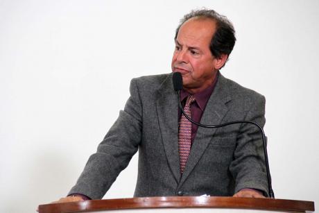 #PraCegoVer: Foto do vereador Mauro Penido na tribuna da Câmara, discursando para os demais vereadores e para o público.
