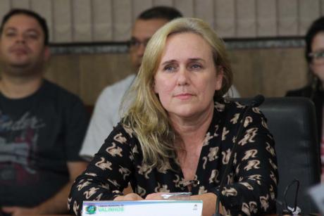 #PraCegoVer: Foto da vereadora Mônica Morandi sentada em seu lugar, prestando atenção na sessão ordinária.