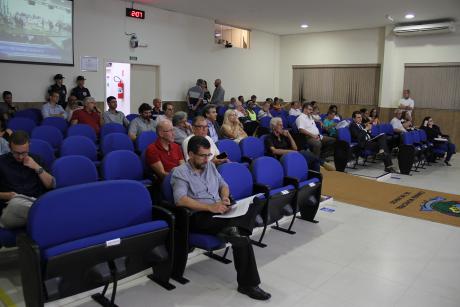 #PraCegoVer: Foto mostra parte do público que acompanha a sessão ordinária.