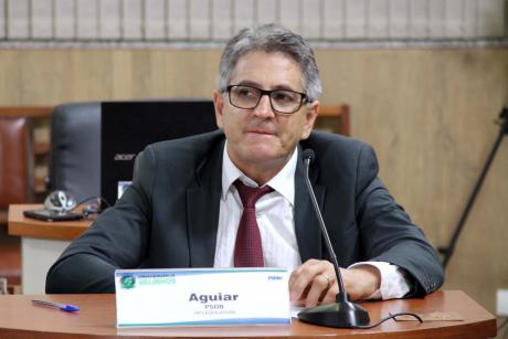#PraCegoVer: Foto mostra o vereador Aguiar (PSDB) sentado em seu lugar no plenário, prestando atenção na sessão ordinária.