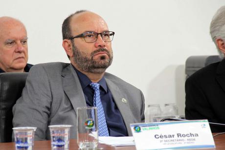 #PraCegoVer: Foto mostra o vereador César Rocha (Rede) sentado em seu lugar no plenário, prestando atenção na sessão ordinária.
