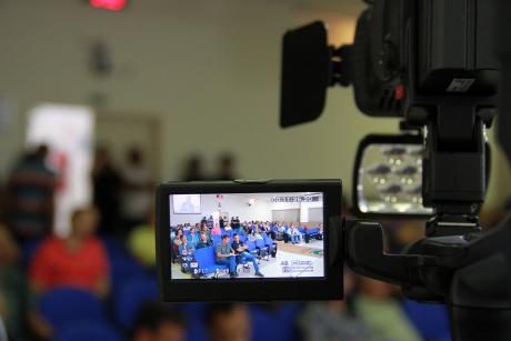 #PraCegoVer: Foto mostra em destaque o display da câmera de gravação da TV Câmara, filmando o público presente na sessão ordinária.