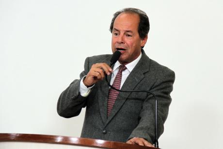 #PraCegoVer: Foto mostra o vereador Mauro Penido (PPS) na tribuna discursando para os vereadores e para o público que acompanha a sessão.