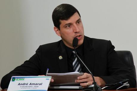 #PraCegoVer: Foto mostra o vereador André Amaral sentado em seu lugar no plenário, discursando para os vereadores e para o público.