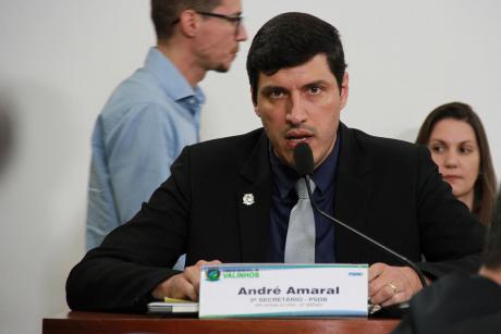 #PraCegoVer: Vereador André Amaral fala desde o seu assento na mesa diretora para o plenário da Câmara