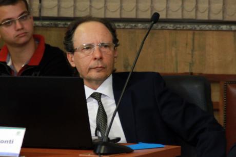 #PraCegoVer: Foto mostra o vereador Henrique Conti sentado em seu lugar no plenário, prestando atenção na sessão ordinária.