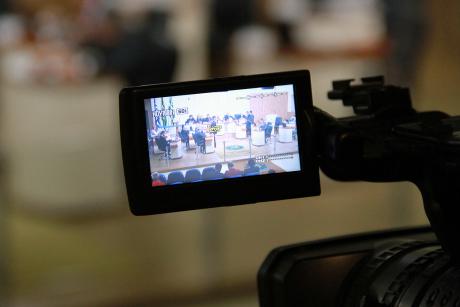 #PraCegoVer: Foto mostra detalhe do display da câmera da TV Câmara, focando na imagem o plenário.