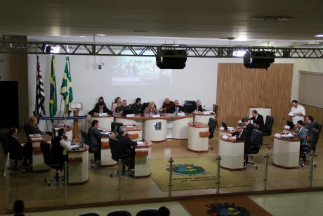 #PraCegoVer: Foto mostra o plenário da Câmara visto de cima, com os vereadores sentados em seus lugares.