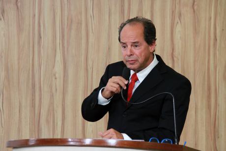 #PraCegoVer: Vereador Mauro Penido discursa na tribuna do plenário da Câmara