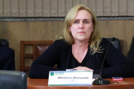 #PraCegoVer: Foto mostra a vereadora Mônica Morandi sentada em seu lugar no plenário, prestando atenção na sessão ordinária.