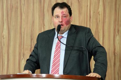 #PraCegoVer: Vereador Veiga discursa usando a tribuna da Câmara
