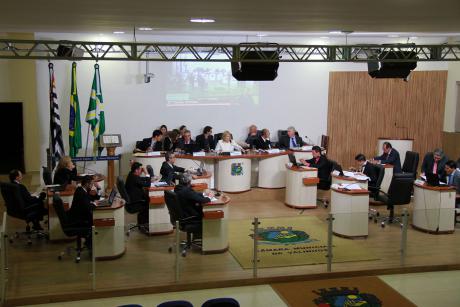 #PraCegoVer: Foto mostra o plenário da Câmara com os vereadores sentados em seus lugares