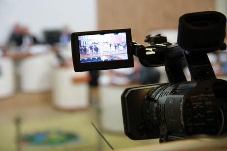 #PraCegoVer: Foto mostra detalhe do display da câmera de filmagem da TV Câmara, focando os vereadores no plenário.