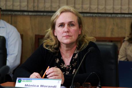 #PraCegoVer: Vereadora Mônica Morandi acompanha a sessão sentada em sua tribuna no plenário da Câmara