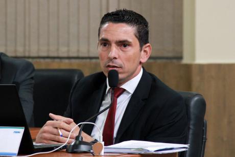 #PraCegoVer: Foto mostra o vereador Franklin (PSDB) discursando durante a sessão ordinária