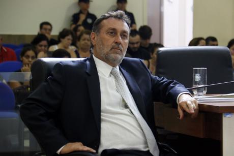#PraCegoVer: Foto mostra o vereador Edinho Garcia sentado em seu lugar, prestando atenção na sessão ordinária.