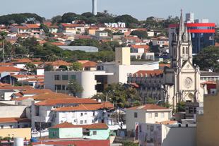 #PraCegoVer: Foto mostra a vista do Centro de Valinhos. À direita está a Igreja Matriz de São Sebastião.