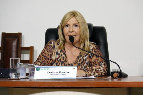 #PraCegoVer: Vereadora Dalva Berto discursa do seu assento de presidente ao centro da mesa diretora da Câmara