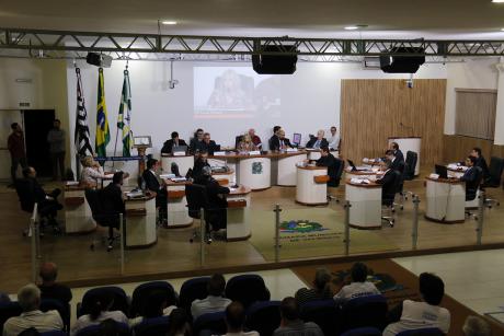 #PraCegoVer: Foto mostra o plenário da Câmara visto de cima, com os vereadores sentados em seus lugares