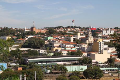 #PraCegoVer: Foto mostra a cidade de Valinhos com suas construções. No lado direito é possível ver a Igreja Matriz de São Sebastião, e mais ao fundo a torre do Castelo.