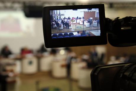 #PraCegoVer: Foto mostra detalhe do display da câmera filmadora da TV Câmara, que está focando o plenário para transmissão da sessão.