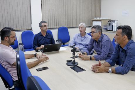 #PraCegoVer: Foto mostra vereadores membros da CPI sentados em uma mesa de reuniões. Na ponta está o vereador Edson Secafim, presidente da comissão. À sua direita está o vereador Alécio Cau, relator, e à sua esquerda estão os vereadores Mayr, Aguiar e Giba.