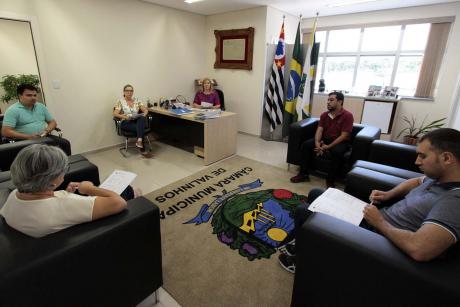 #PraCegoVer: Presidente da Câmara, Dalva Berto, faz reunião com funcionários de diferentes setores da Câmara dispostos em círculo na sala da presidência. 