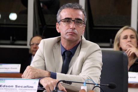 #PraCegoVer: Vereador Secafim acompanha a sessão sentado em sua tribuna no plenário da Câmara