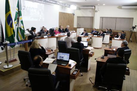 #PraCegoVer: Foto mostra o plenário da Câmara com os vereadores sentados em seus lugares, durante sessão ordinária