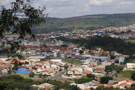 #PraCegoVer: Foto mostra bairros de Valinhos com suas ruas e construções. Ao fundo é possível ver a serra.