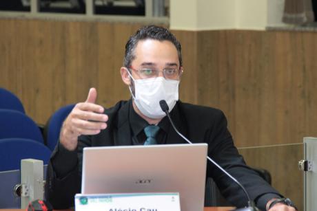 #PraCegoVer: Foto mostra o vereador Alécio Cau discursando durante a sessão ordinária. Ele usa uma máscara na cor branca como medida de prevenção ao coronavírus.