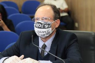 #Foto mostra o vereador Henrique Conti discursando durante a sessão ordinária. Ele usa máscara como medida de prevenção ao coronavírus.