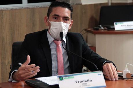 #PraCegoVer: Vereador Franklin fala ao microfone e gesticula da sua tribuna no plenário da Câmara. Ele usa uma máscara. 