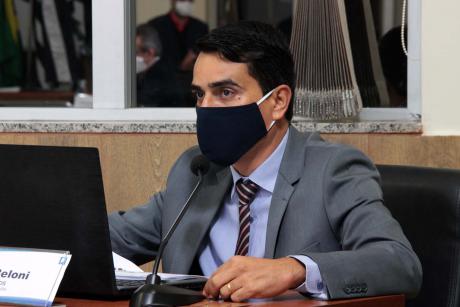 #PraCegoVer: Vereador Kiko Beloni trabalha em seu computador portátil em sua tribuna durante a sessão. Ele usa uma máscara. 