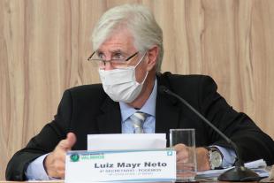 #Foto mostra o vereador Mayr discursando durante a sessão ordinária. Ele usa máscara na cor branca como medida de prevenção ao coronavírus.