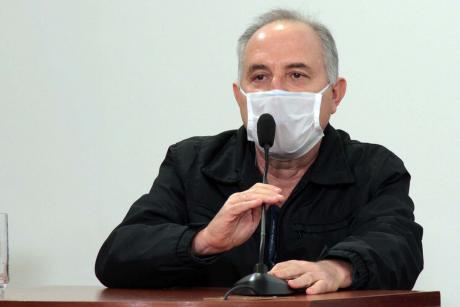 #PraCegoVer: Foto mostra o superintendente da Santa Casa, Fernando Pozutto, discursando durante a sessão ordinária. Ele usa máscara como medida de prevenção à Covid-19.