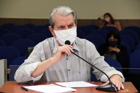 #PraCegoVer: Foto mostra o secretário da Educação, Zeno Ruedell, durante explanação na Câmara Municipal. Ele usa máscara como medida de prevenção à Covid-19.