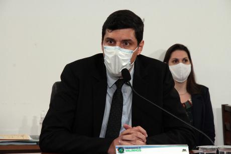 #PraCegoVer: Foto mostra o vereador André Amaral na tribuna da Câmara. Ele usa máscara como medida de prevenção à Covid-19.
