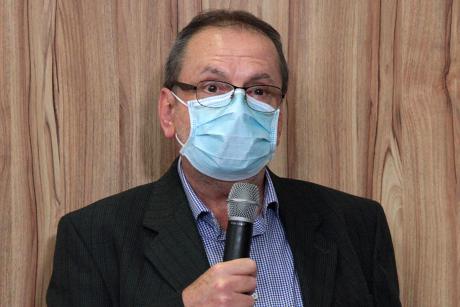 #PraCegoVer: Foto mostra o secretário da Saúde, Luiz Carlos Fustinoni, na tribuna da Câmara, discursando. Ele usa máscara como medida de prevenção à Covid-19.