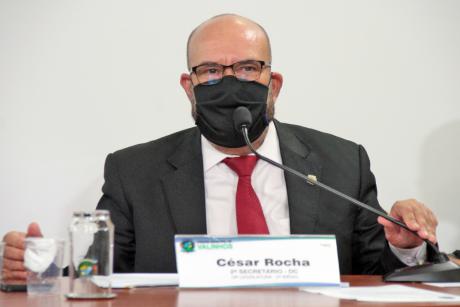 #PraCegoVer: César Rocha fala ao microfone durante a sessão, sentado à mesa diretora. Ele usa máscara e gesticula. 