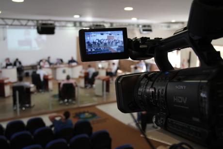 #PraCegoVer: Foto mostra display da câmera de filmagem da TV Câmara. Em foco está o plenário, com os vereadores sentados em seus lugares.